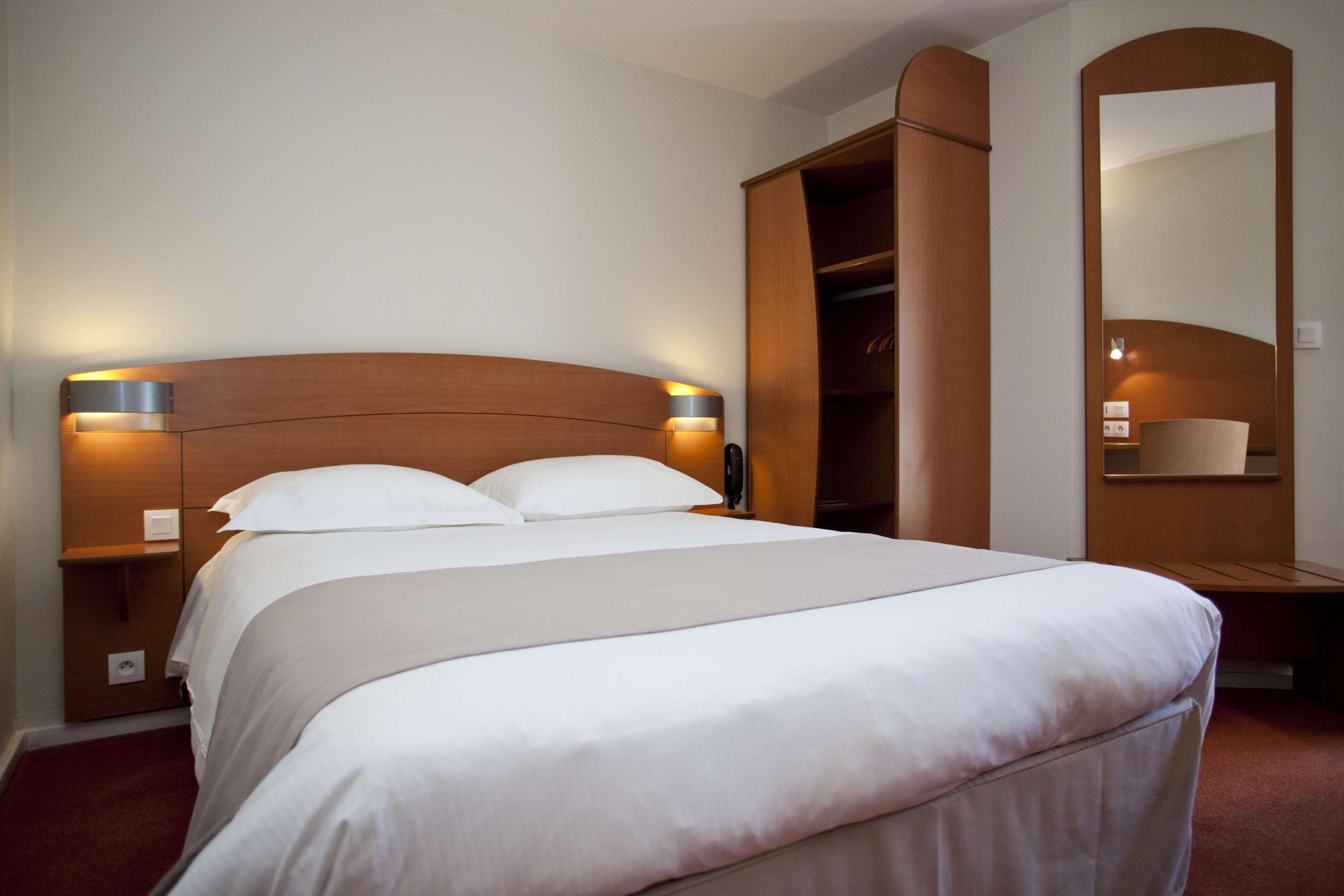 Kyriad Rennes Nord Hotel Bagian luar foto