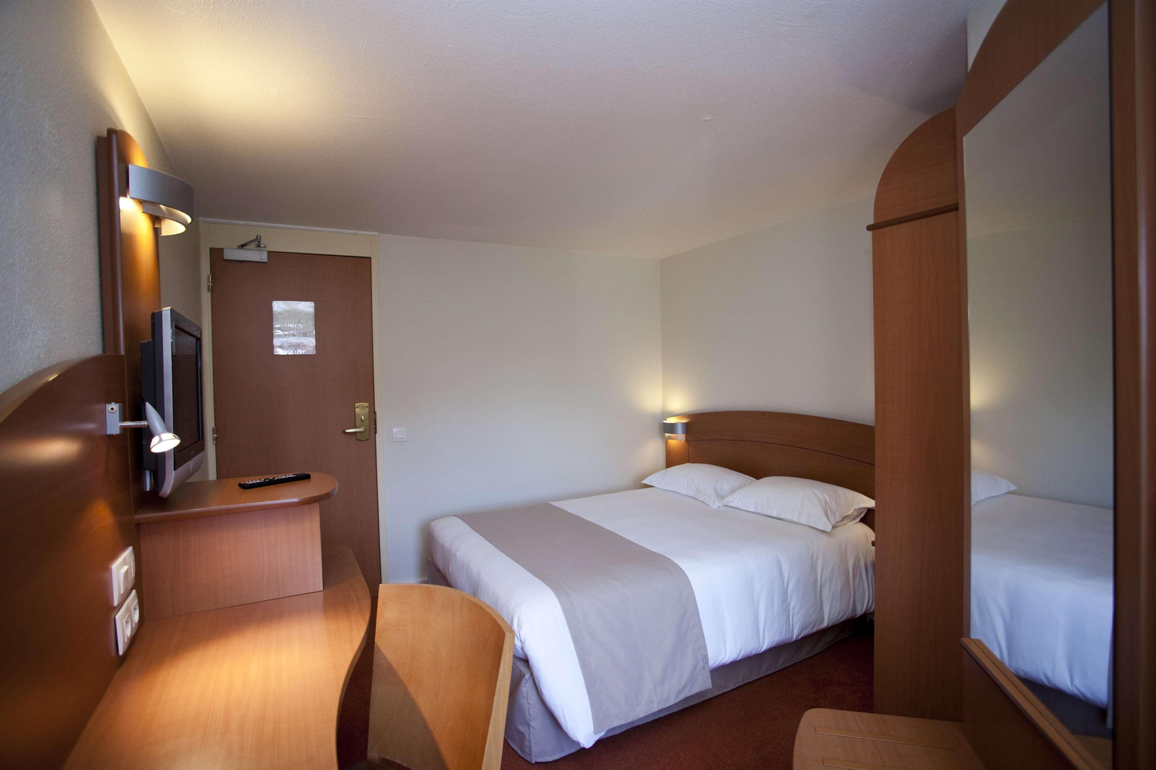 Kyriad Rennes Nord Hotel Bagian luar foto