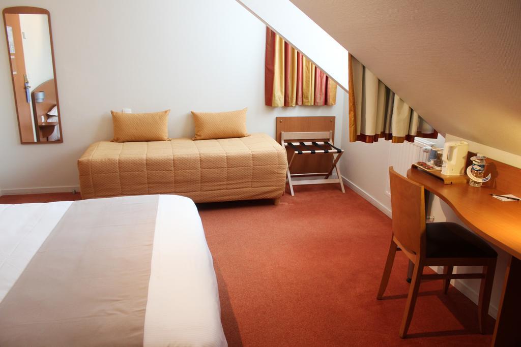 Kyriad Rennes Nord Hotel Bagian luar foto