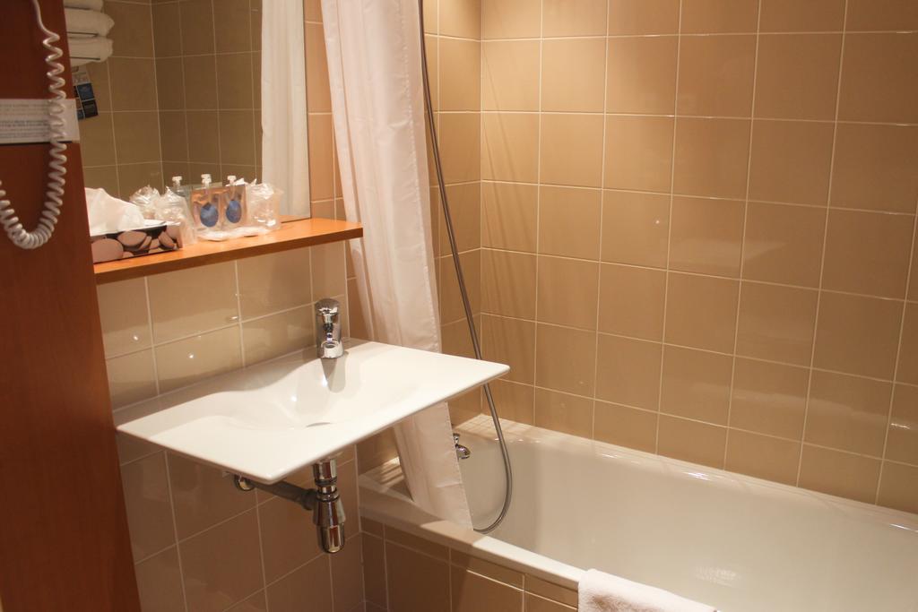 Kyriad Rennes Nord Hotel Bagian luar foto